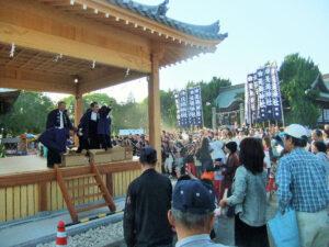 平成26年5月国恩祭 神楽殿からの餅まき