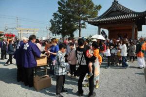 令和7年年4月国恩祭 紅白餅配り
